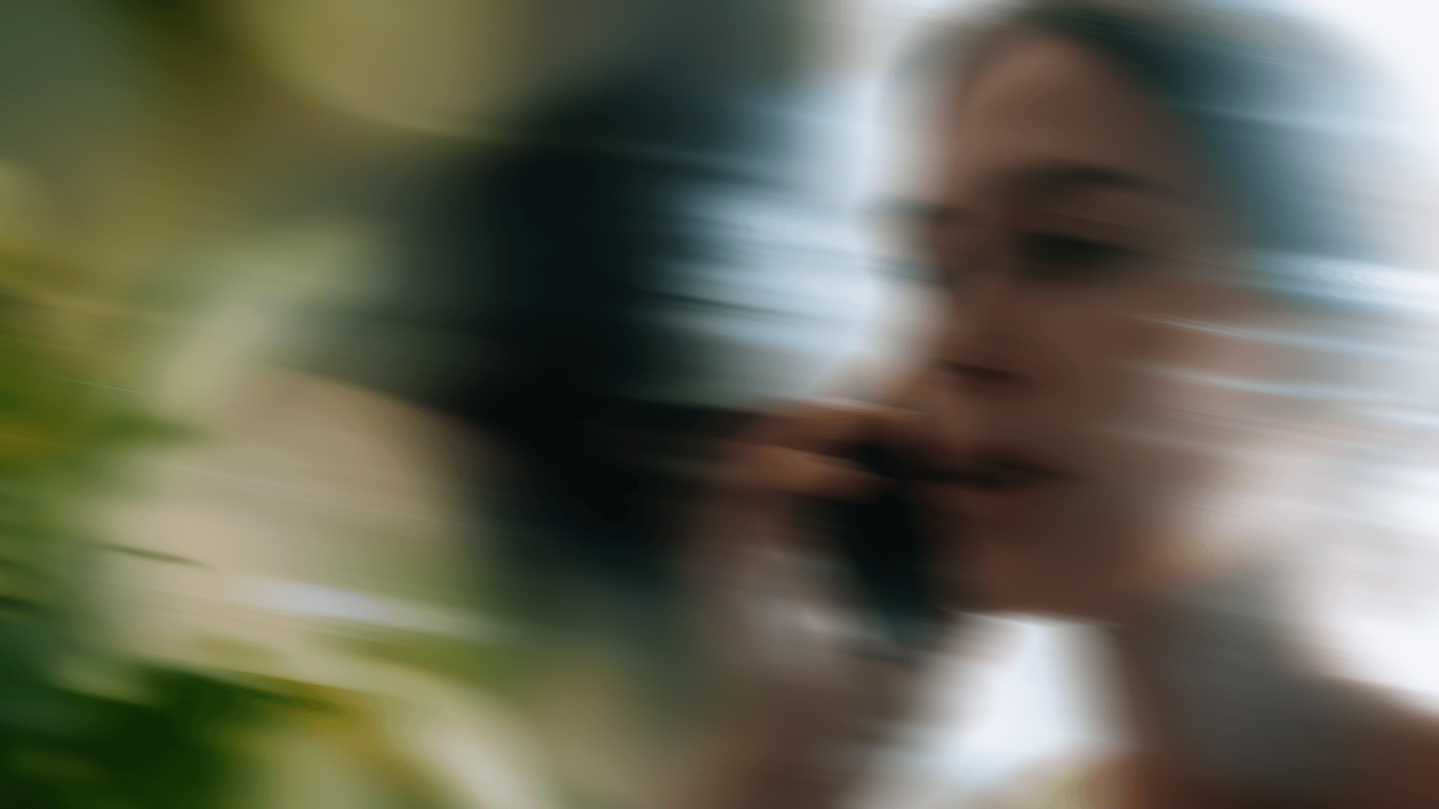 Suddig bild på kvinna i telefon